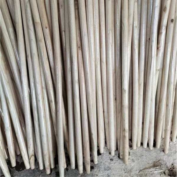 Tapered polished solid wooden shovel handle from reliable wooden shovel handle manufacturers in China