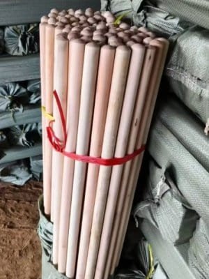 Broomstick manufacturers supply bulk natural wooden broom handles for cleaning tools