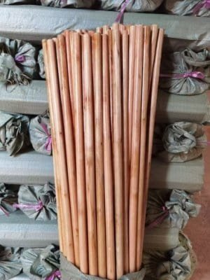Mop handle manufacturer supplies bulk high-quality varnished wooden mop handles for cleaning tools