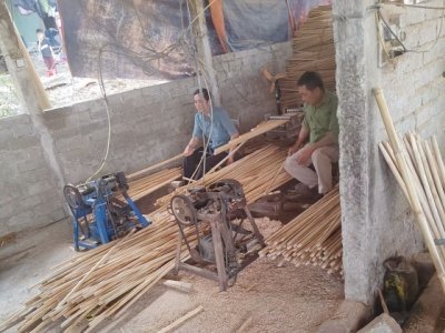 About Us 2 Broomstick manufacturers process natural wooden broomsticks with traditional manual production equipment
