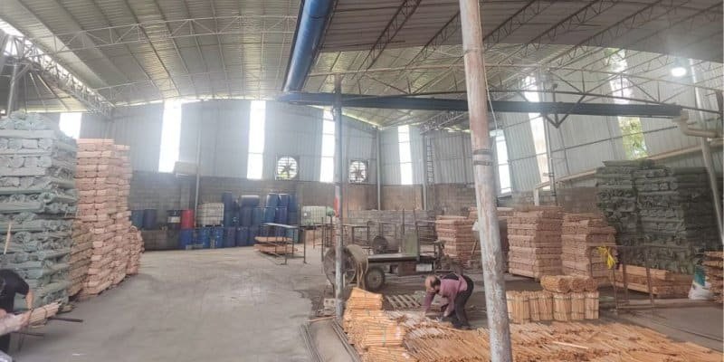 How Wooden Broom Handles Are Made: Raw Wood to Finished Goods 1 wooden broom handle production – factory workers sorting and inspecting semi-finished wooden broom sticks in a well-organized workshop