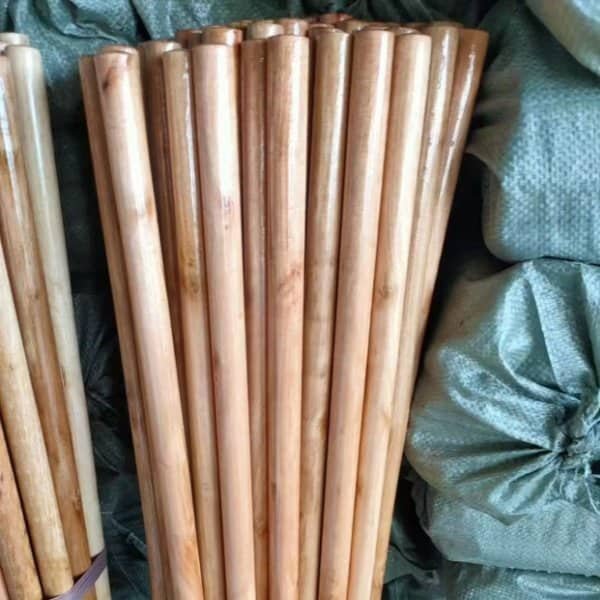 Varnished wooden broom handles, bulk packed and produced in China for broom handle manufacturers usa and cleaning tool suppliers.