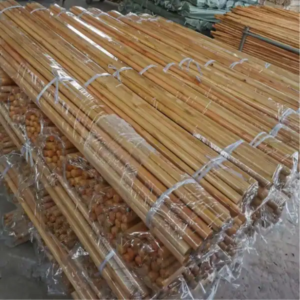 High-Quality Customizable Wooden Paint Sticks Manufacturer, Durable Varnished Broom Handles with Clear Film Export Packaging