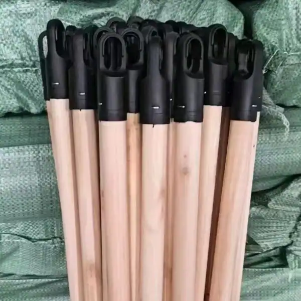 Natural wooden broom stick suppliers factory offer customizable natural wooden broom handles equipped with 7 cm black plastic hanging caps for cleaning accessories