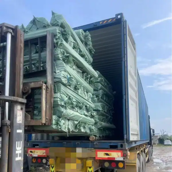 Varnished wooden broom handle manufacturers load bundled green packed varnished wooden broom handles into shipping containers for overseas wholesale export