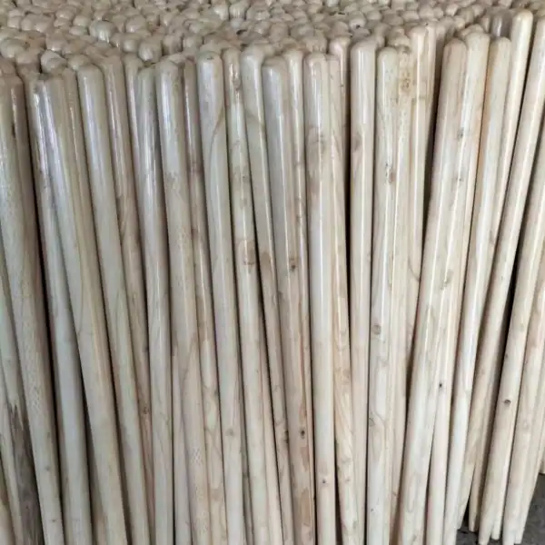 Close‑up of varnished best wood for shovel handles, high‑gloss varnished wooden shovel handles for wholesale importers