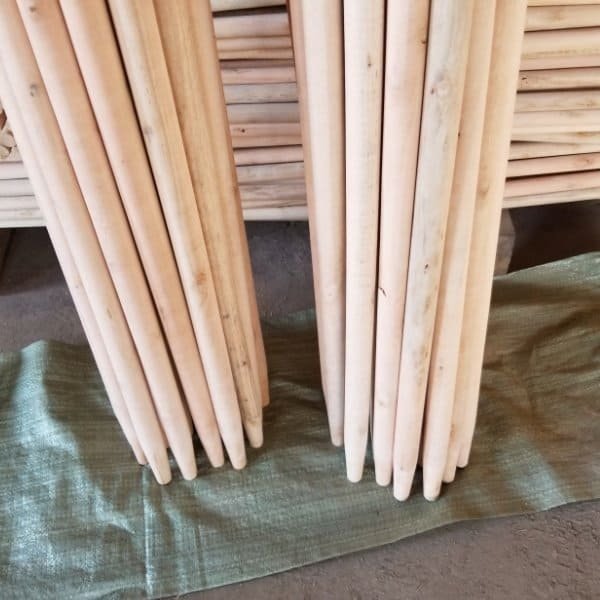 High‑quality sanded wooden broom handles with sharp tapered ends, direct output by our tapered end broom handle factory, bulk export ready goods