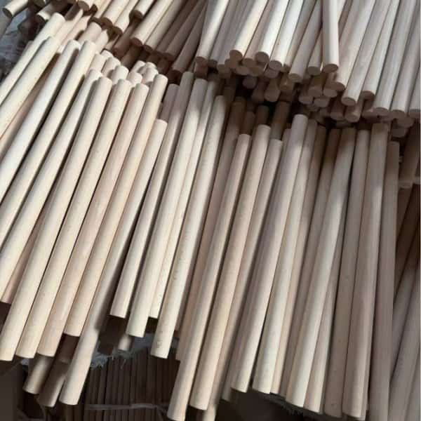 Stacked bulk beech wood round rods supplied by beech wood handle manufacturers for CNC machining custom wooden handle blanks
