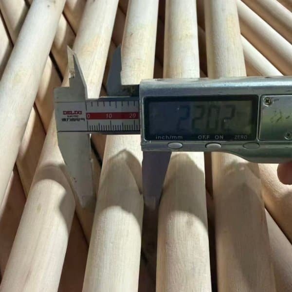 Smooth solid wood mop handles with precise diameter measurement, stable dimension for wood mop handle manufacturers wholesale cleaning tool assembly
