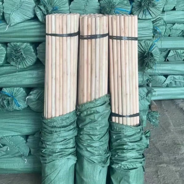 Bundled solid wood mop handles packed in green woven bags, Chinese factory bulk supply for wood handle manufacturers in dominican republic wholesale cleaning tools